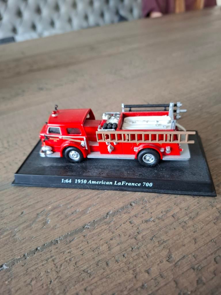 Brandweer miniatuur American LaFrance 700 1950 1:64, Hobby en Vrije tijd, Modelbouw | Auto's en Voertuigen, Overige merken, Auto