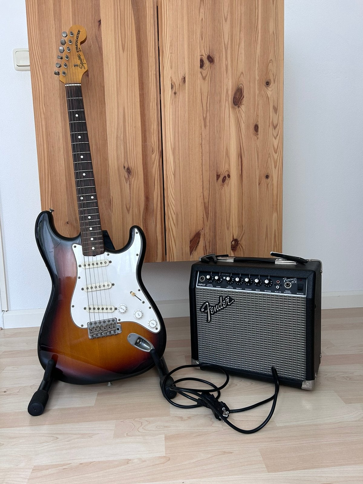 Gitaar Squier stratocaster, standaard K&M, Fender versterker, Ophalen, Fender, Met versterker, Zo goed als nieuw