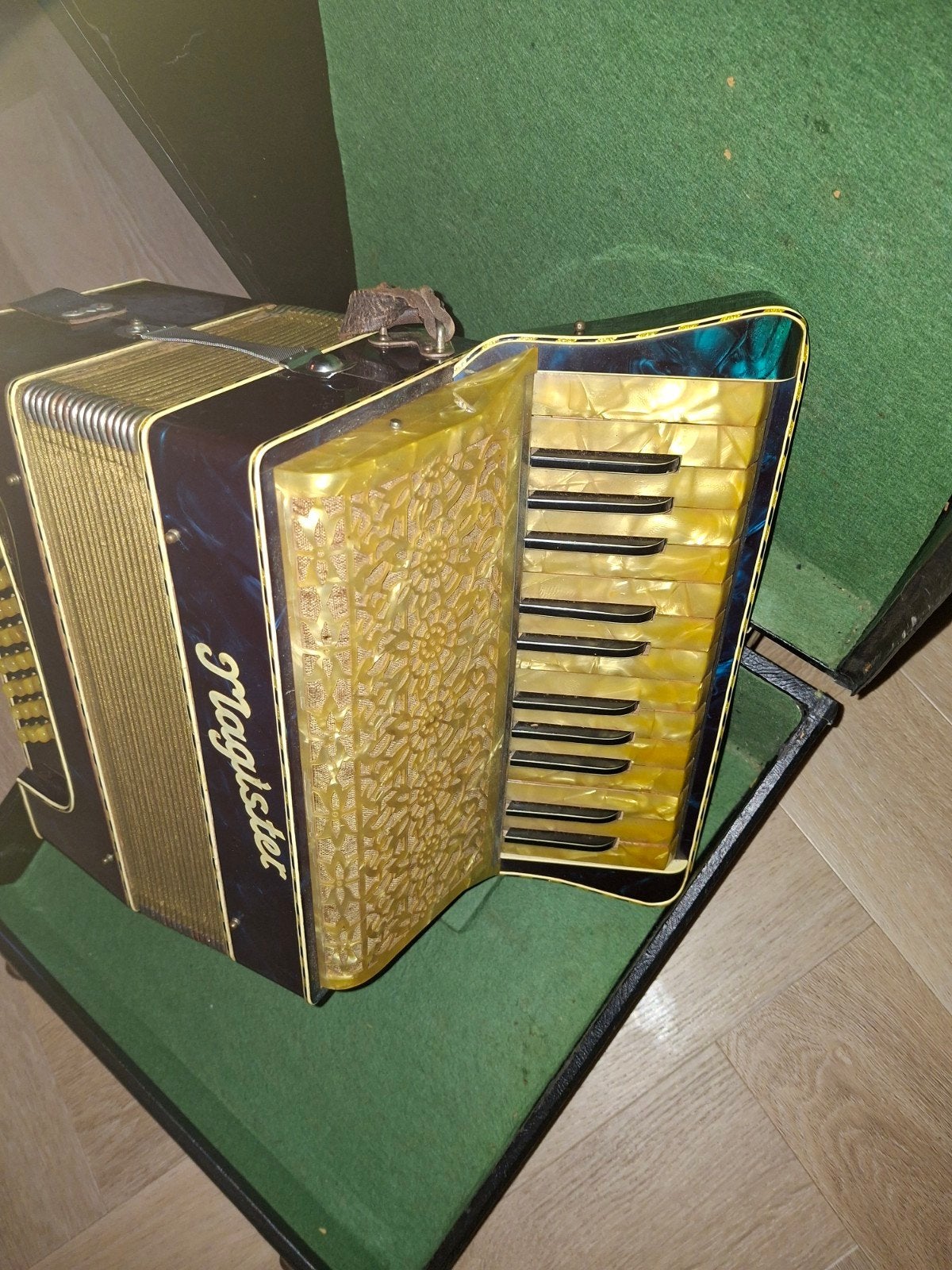 Magister Accordeon - Vintage Toetsaccordeon met Koffer, Gebruikt, Overige formaten, Toetsaccordeon, Met koffer