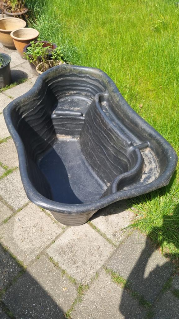 Prachtige voorgevormde vijverbak 140 x 70 cm met plantenrand, Ophalen, Zo goed als nieuw