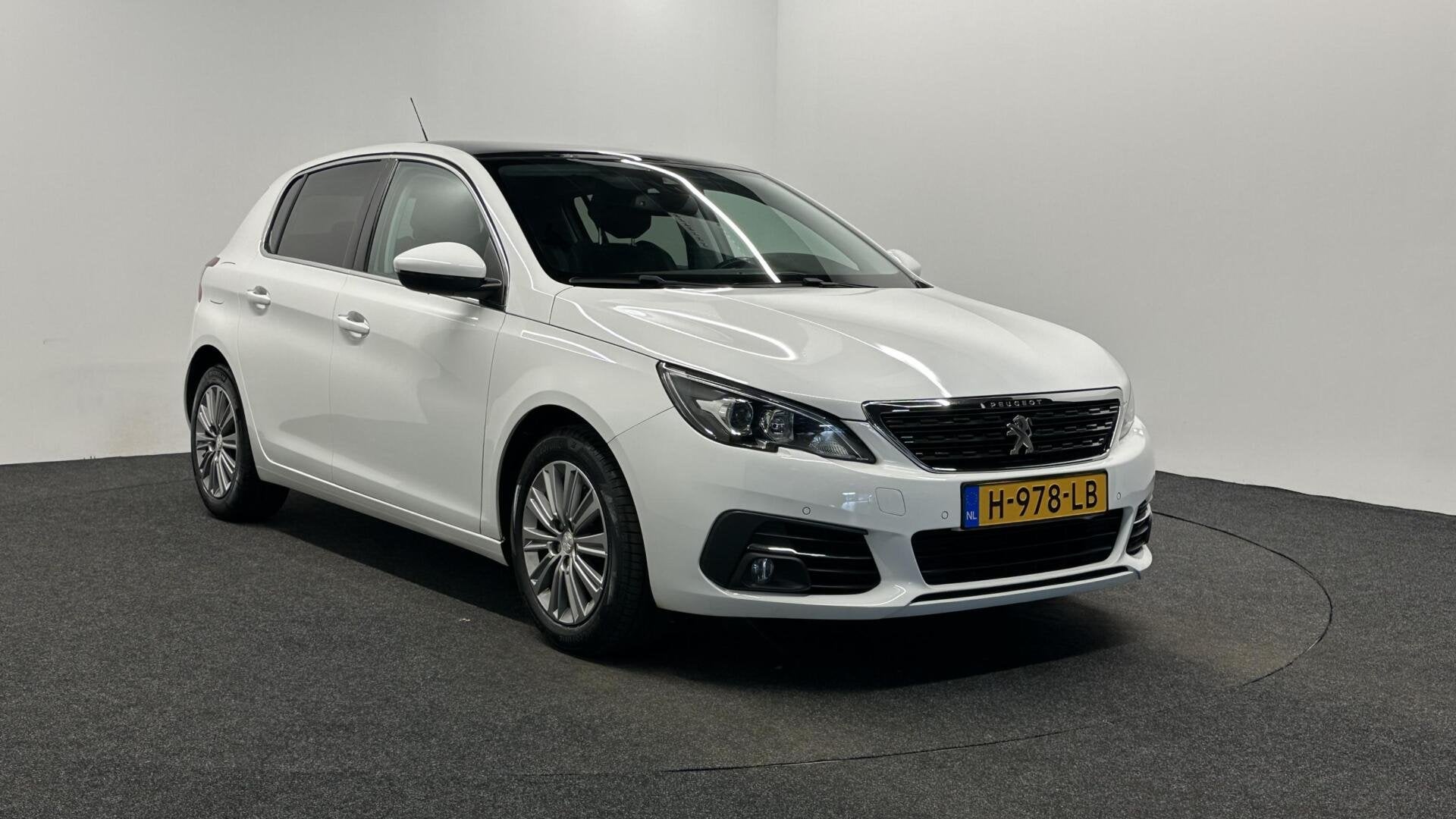 Foto 3 van Peugeot 308 1.2 PureTech Blue Lease Premium CAMERA CARPLAY N
