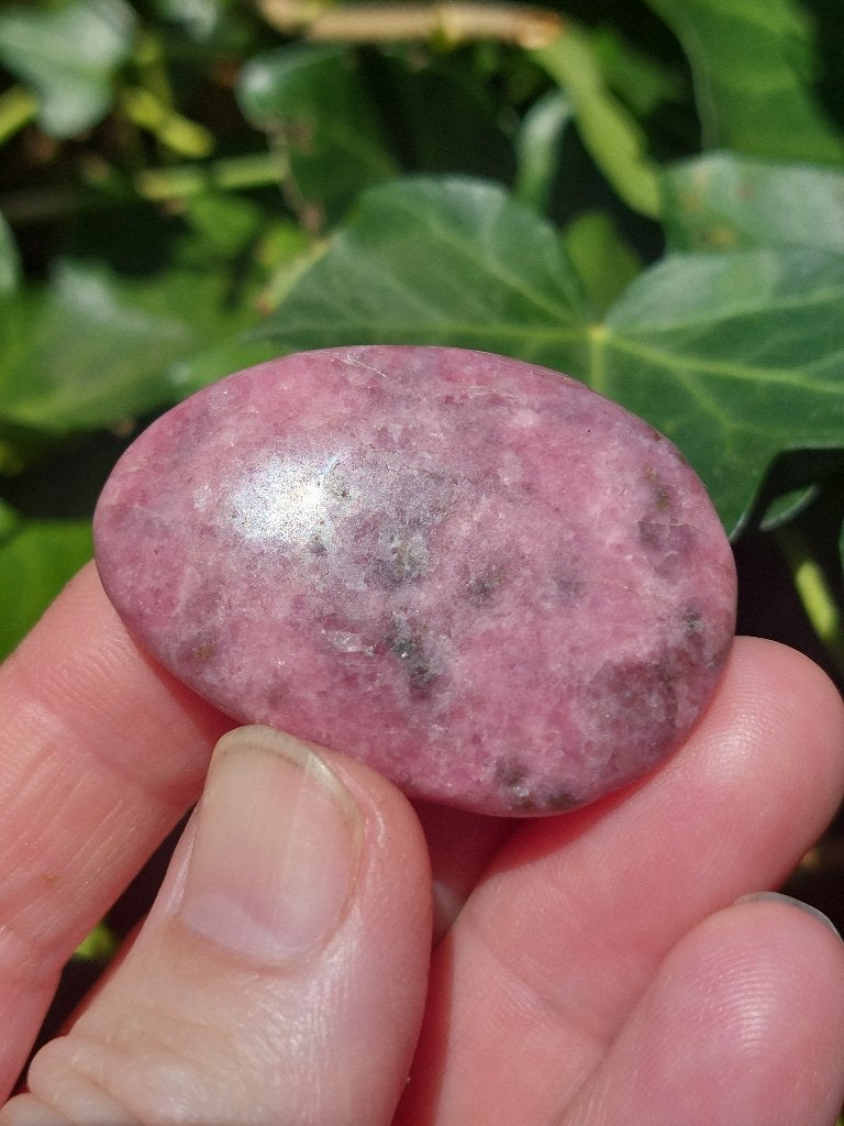 Mooie roze Rhodoniet knuffelsteen - 3x5 cm, 25g, Ophalen of Verzenden, Mineraal
