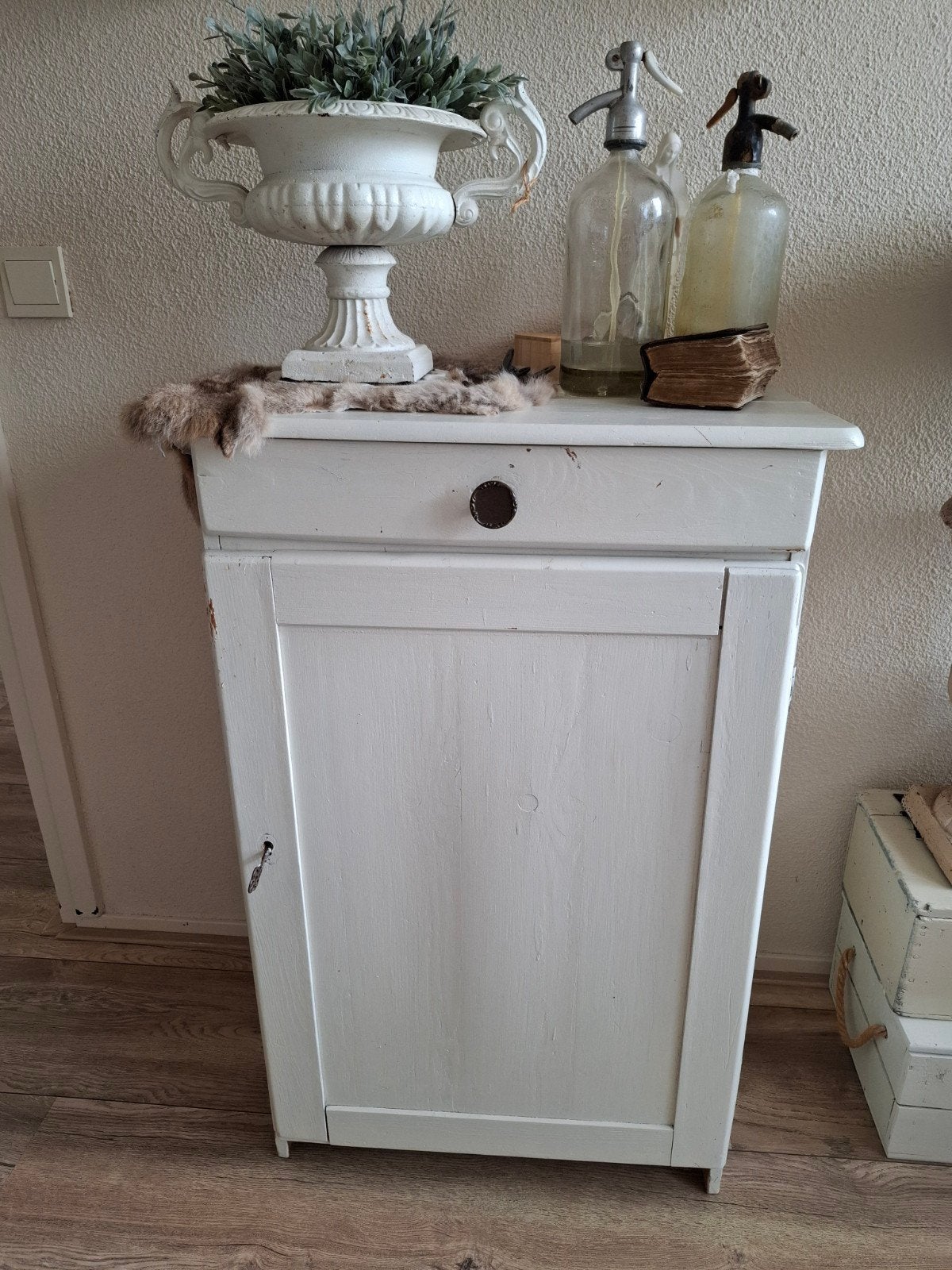 Brocante witte houten nachtkastje. Kast. Kastje., Ophalen