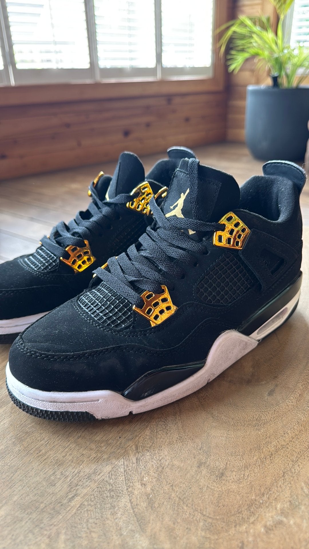 Air Jordan 4 zwart/goud maat 41, Ophalen, Zo goed als nieuw, Schoenen