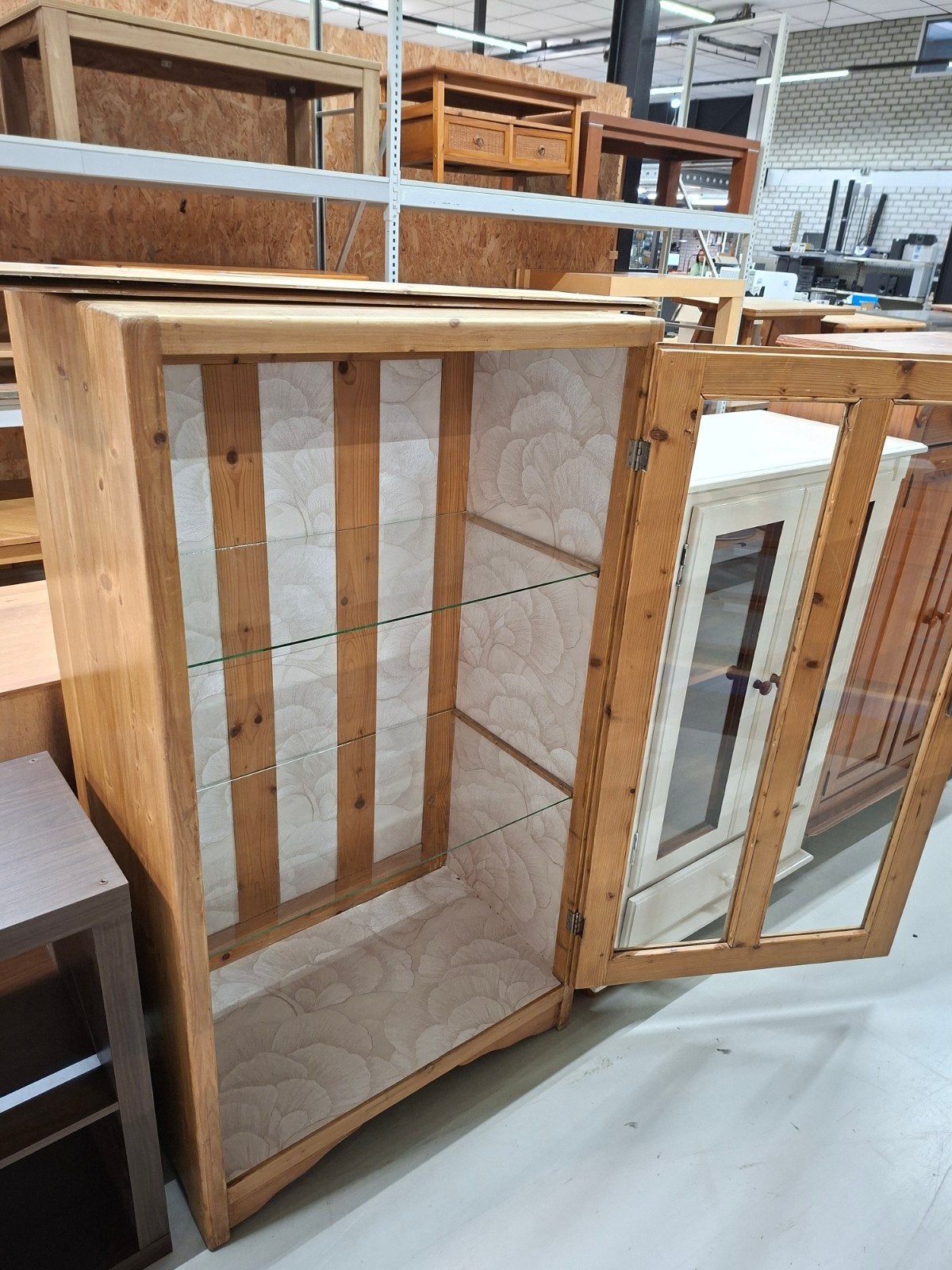 Grenen Vintage Vitrinekast met Glazen Deuren, Ophalen, 100 tot 150 cm, Onbekend, Onbekend
