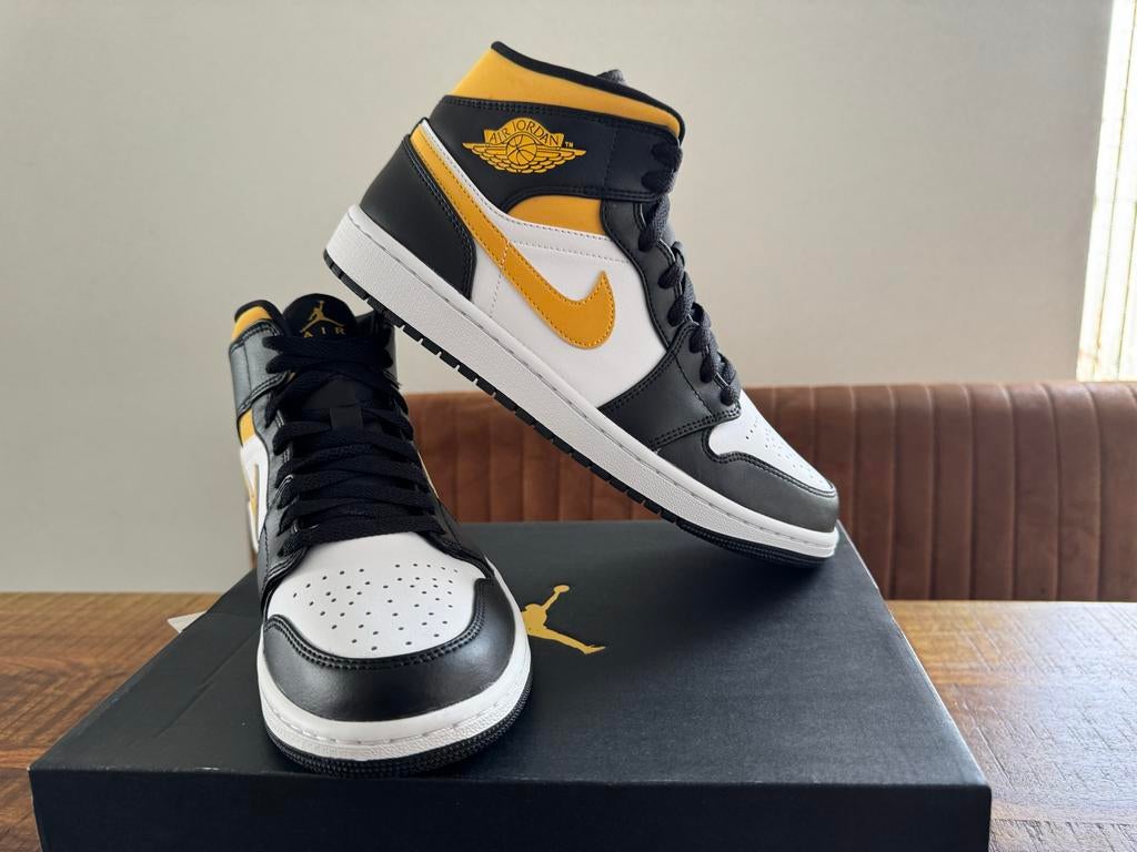 Nike Air Jordan 1 Mid White Pollen Black - Maat 42,5, Kleding | Heren, Schoenen, Ophalen of Verzenden, Nieuw, Wit, Sneakers of Gympen