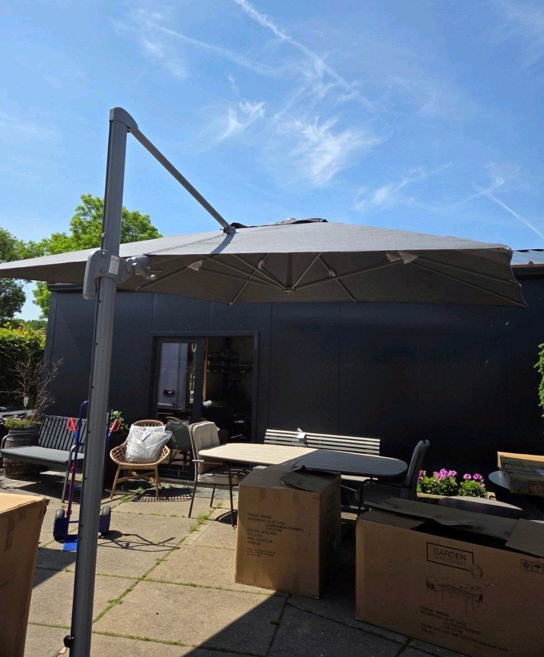 BIG POLE ZWEVENDE HAWAI PARASOL MET GRANIETEN PARASOLVOET, Tuin en Terras, Parasols, Ophalen, Nieuw, Zweefparasol