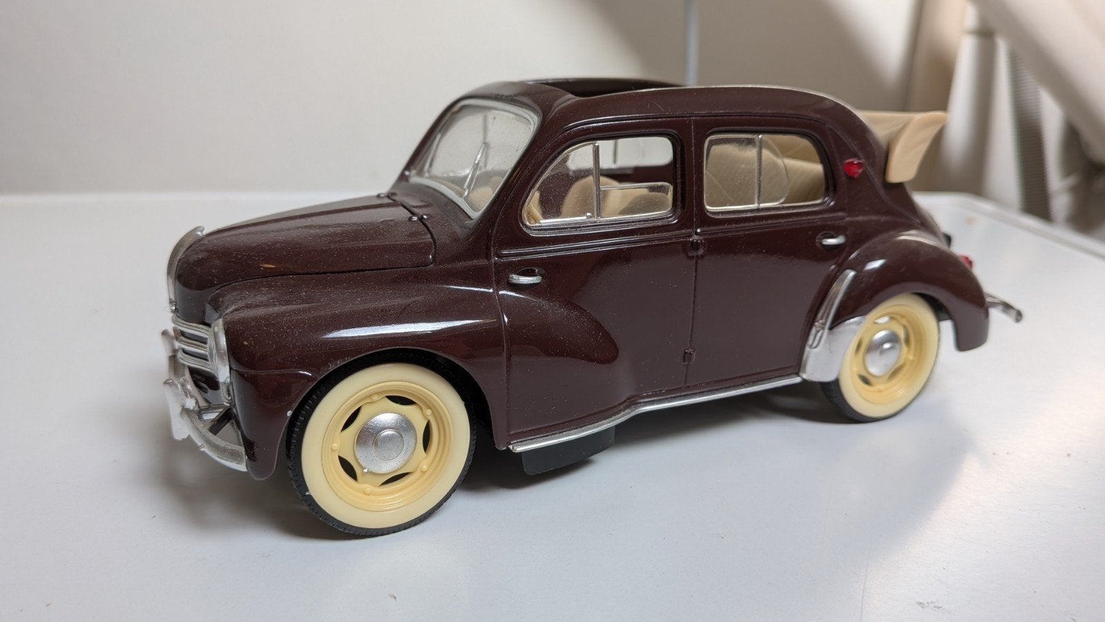 Renault 4CV 1954 Cabriolet Schaalmodel 1:18 Bordeauxrood, Ophalen of Verzenden, Gebruikt, Auto, Overige merken
