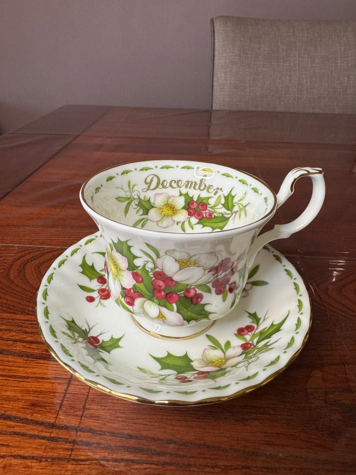 Royal Albert, December, Ophalen of Verzenden, Zo goed als nieuw, Porselein, Kop en/of schotel