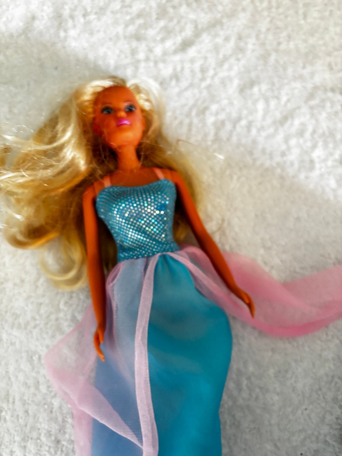 Barbiepop met 3 jurken - Zo goed als nieuw, Ophalen of Verzenden, Zo goed als nieuw, Barbie