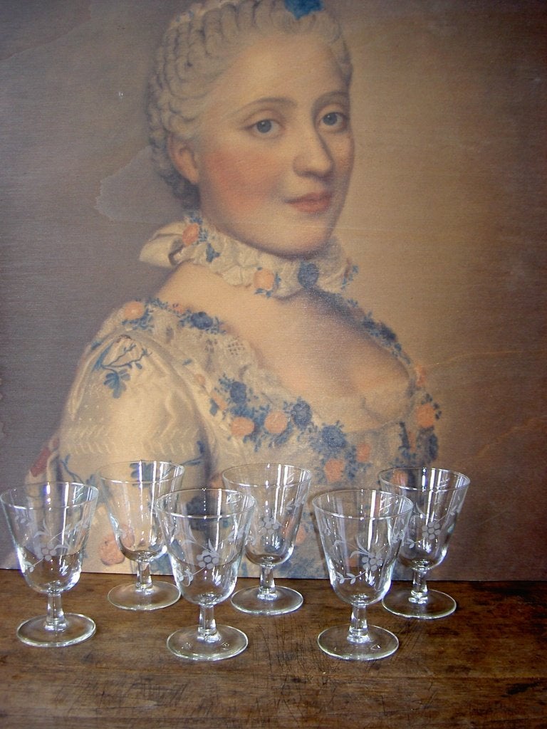 Witte wijnglazen met gravure, Ophalen of Verzenden