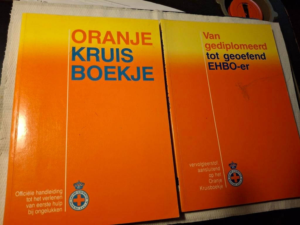 Oranje Kruis Boekje & EHBO-er Boek - Set, Ophalen of Verzenden, Gelezen, Overige niveaus, Het Oranje Kruis