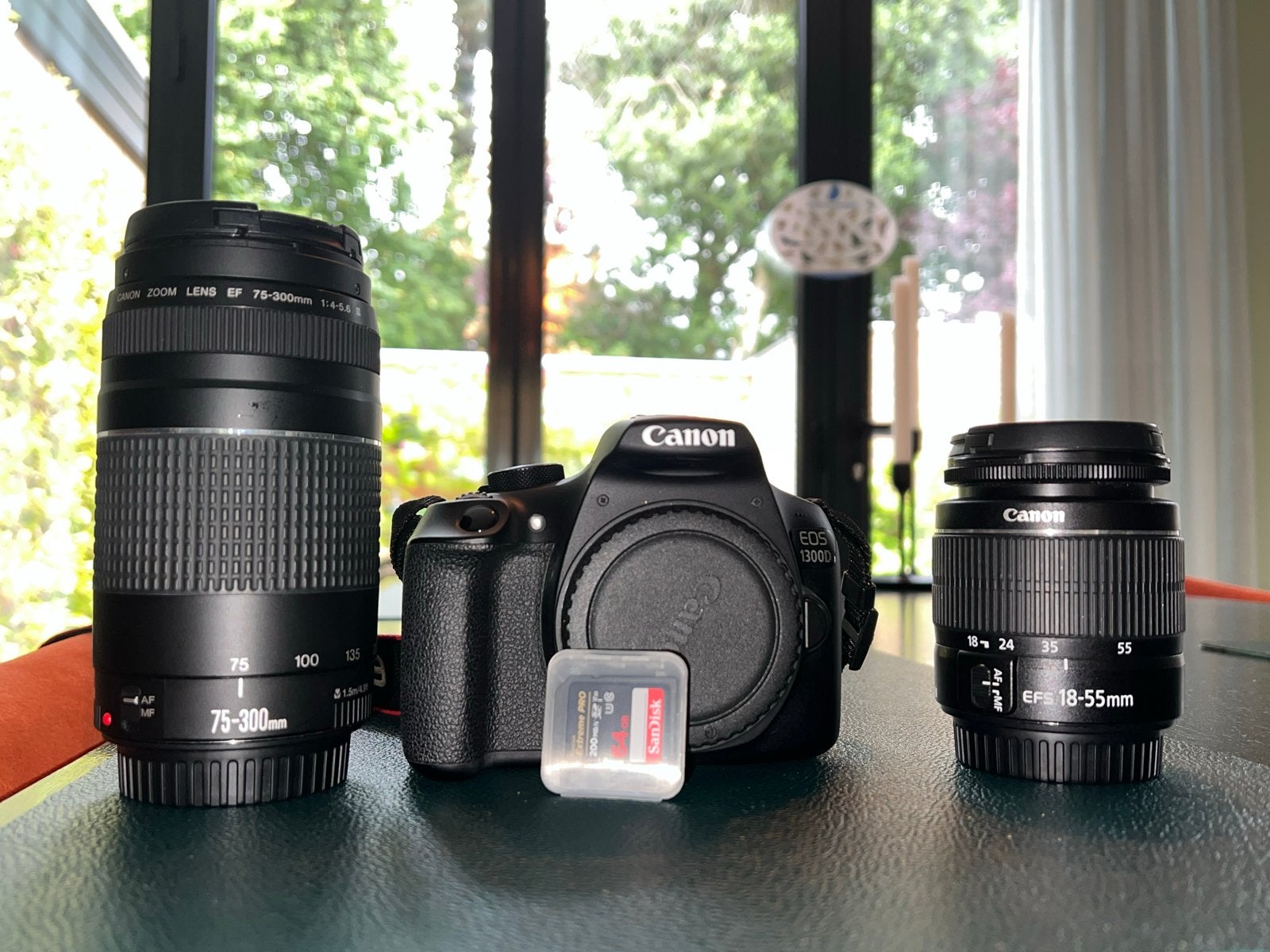 Canon EOS 1300D Spiegelreflexcamera met 2 lenzen, Ophalen, Spiegelreflex, Canon, Zo goed als nieuw