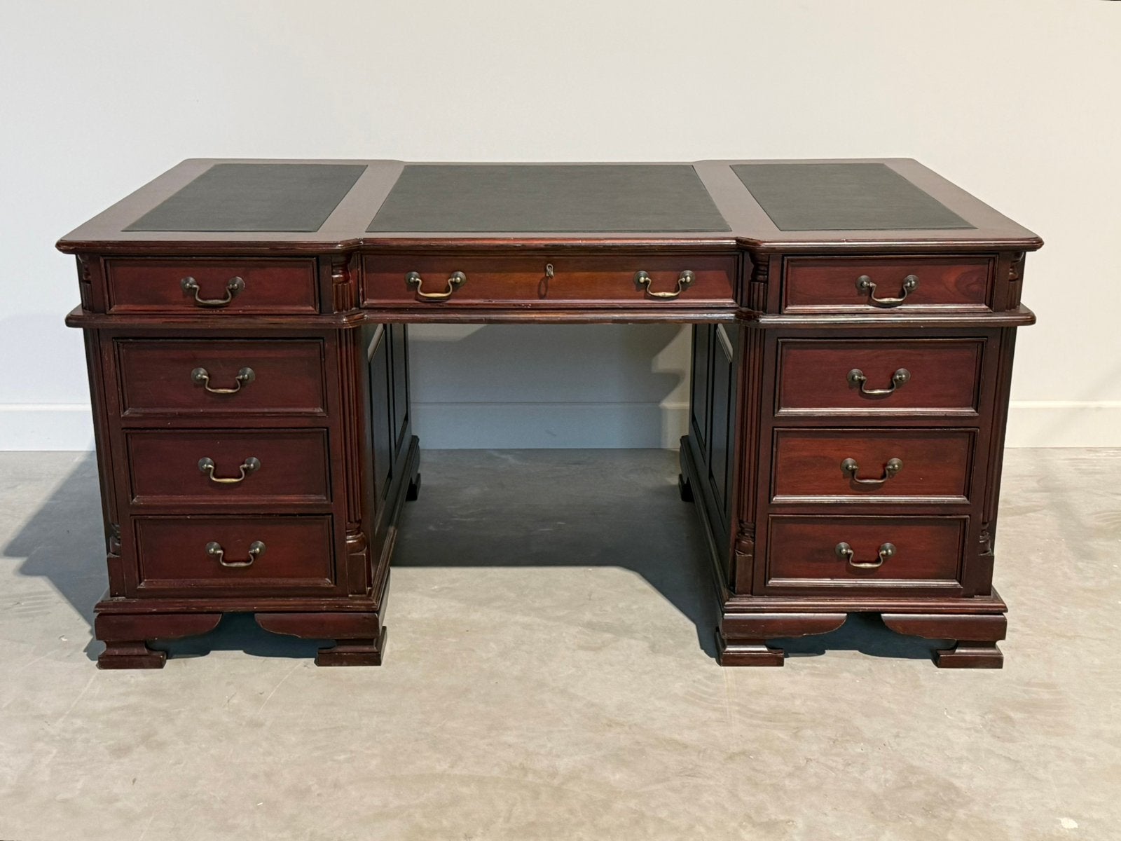 Klassiek Engels bureau #688, Huis en Inrichting, Overige typen, 63 cm, Hout, Bruin