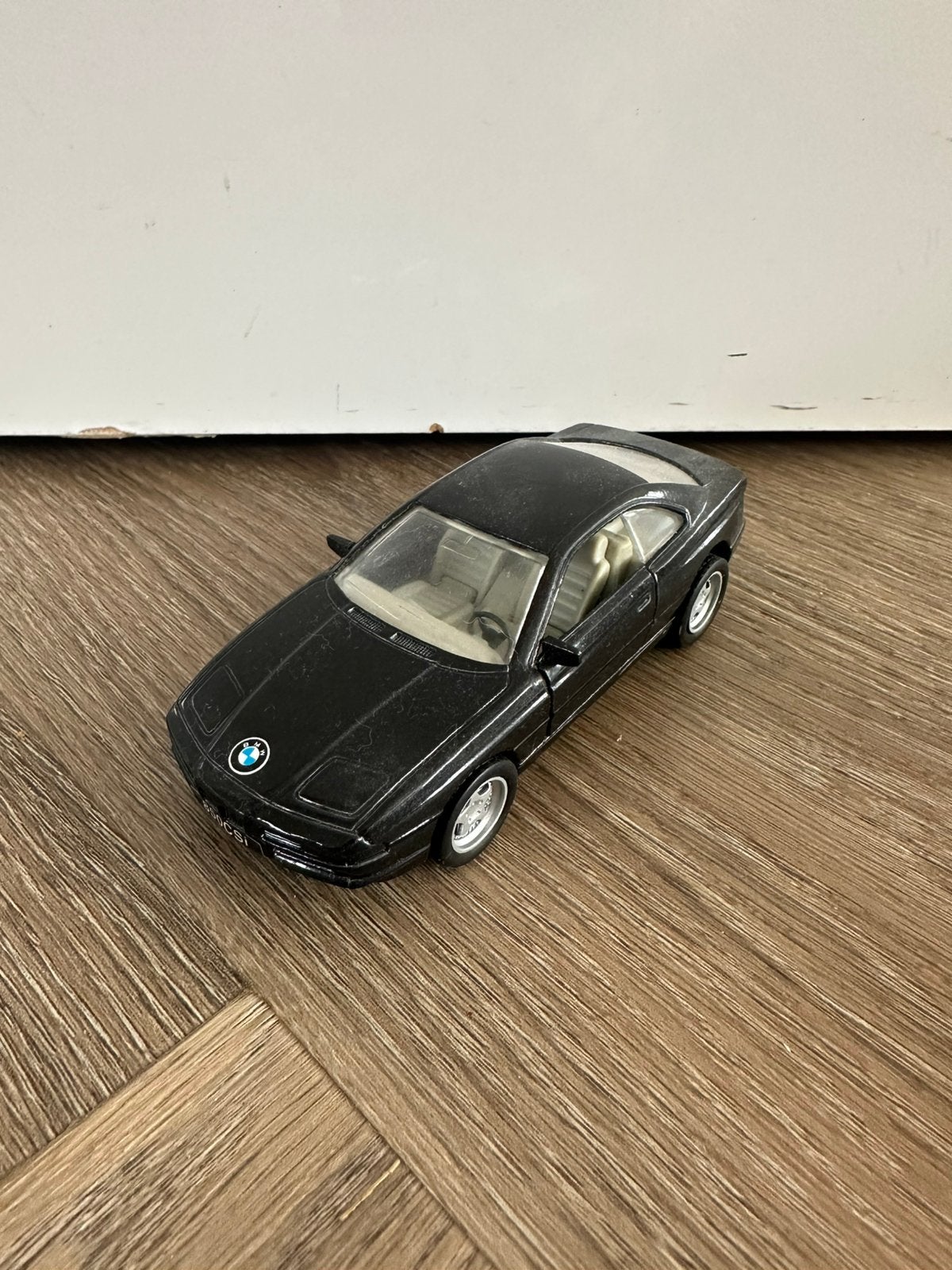BMW 850 CSi op schaal 1:42, geproduceerd door Maisto, Ophalen of Verzenden, Zo goed als nieuw, Auto, Overige merken