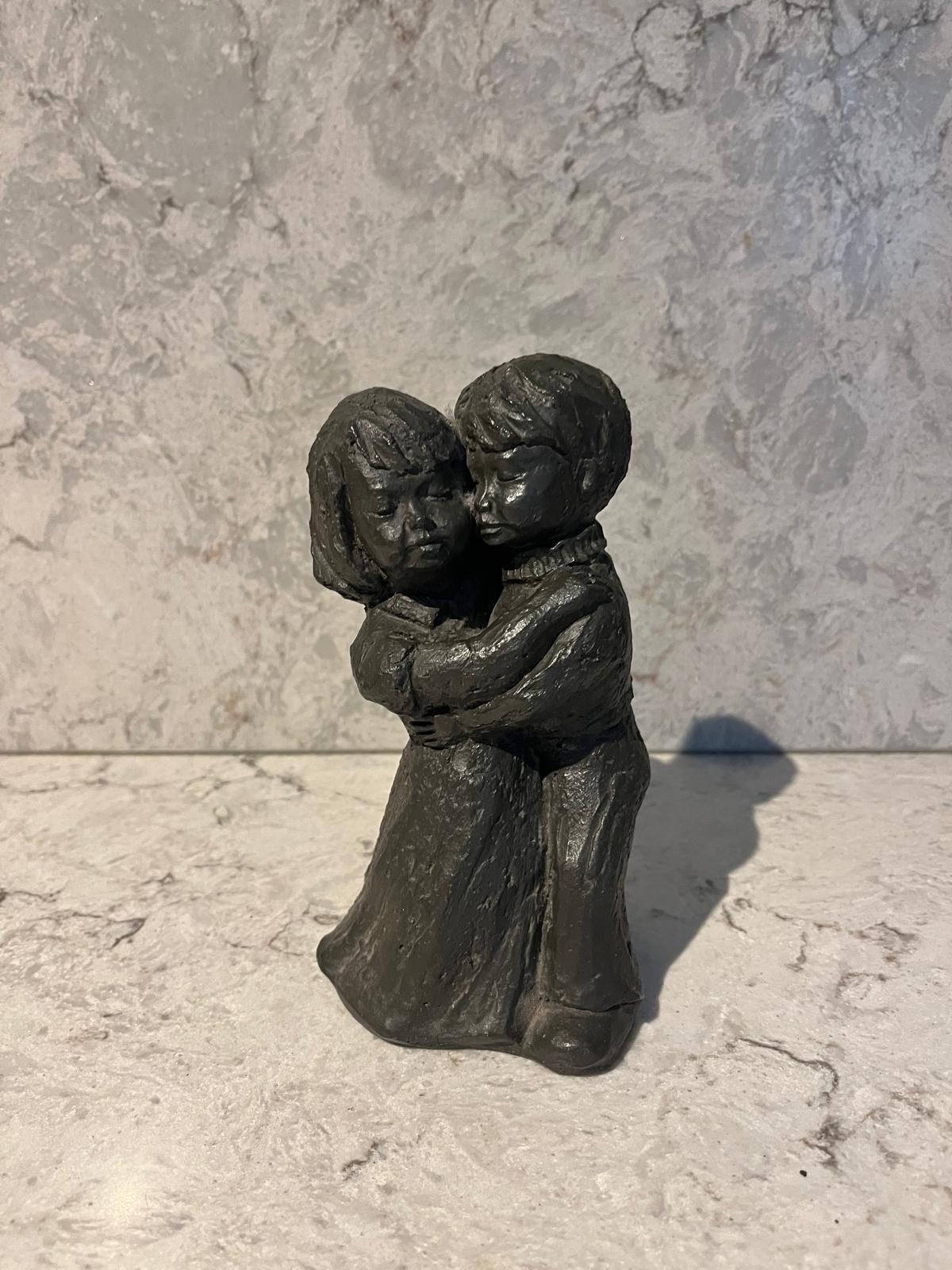 Beeldje Geert Kunen - Jongen en Meisje omhelzen, Groep mensen, Minder dan 20 cm, Ophalen of Verzenden, Brons