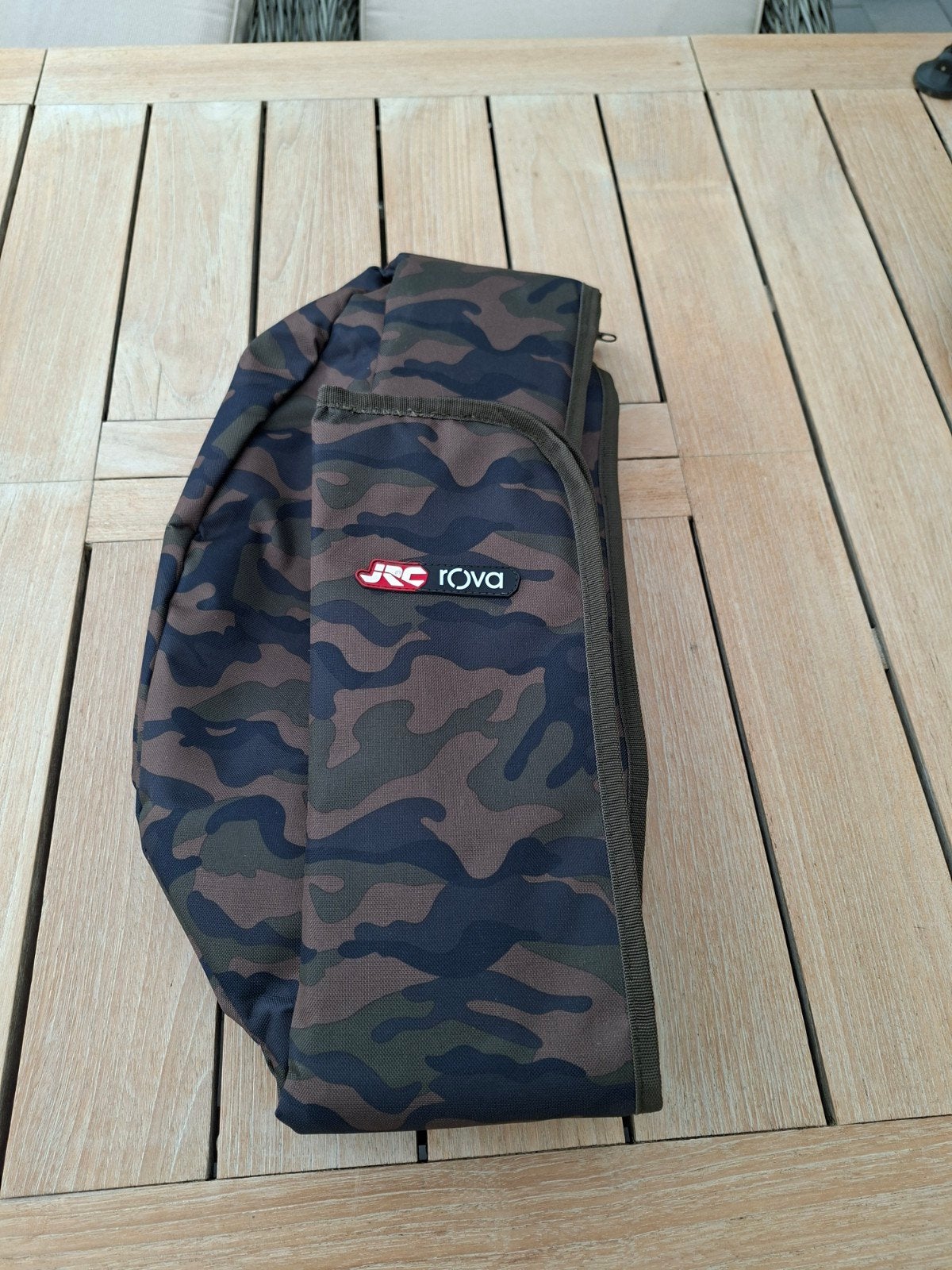 JRC Rova Camo Hengelhoes - Sleeve 120cm, Watersport en Boten, Ophalen of Verzenden, Zo goed als nieuw, Koffer of Tas