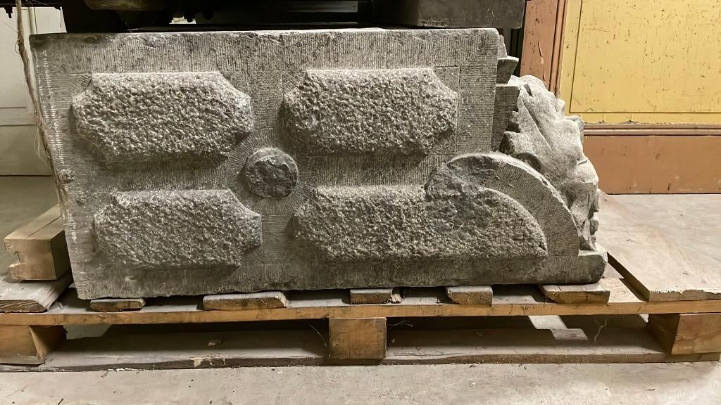 2 stuks hardstenen ornamenten met koppen circa 80x40x20cm, Ophalen