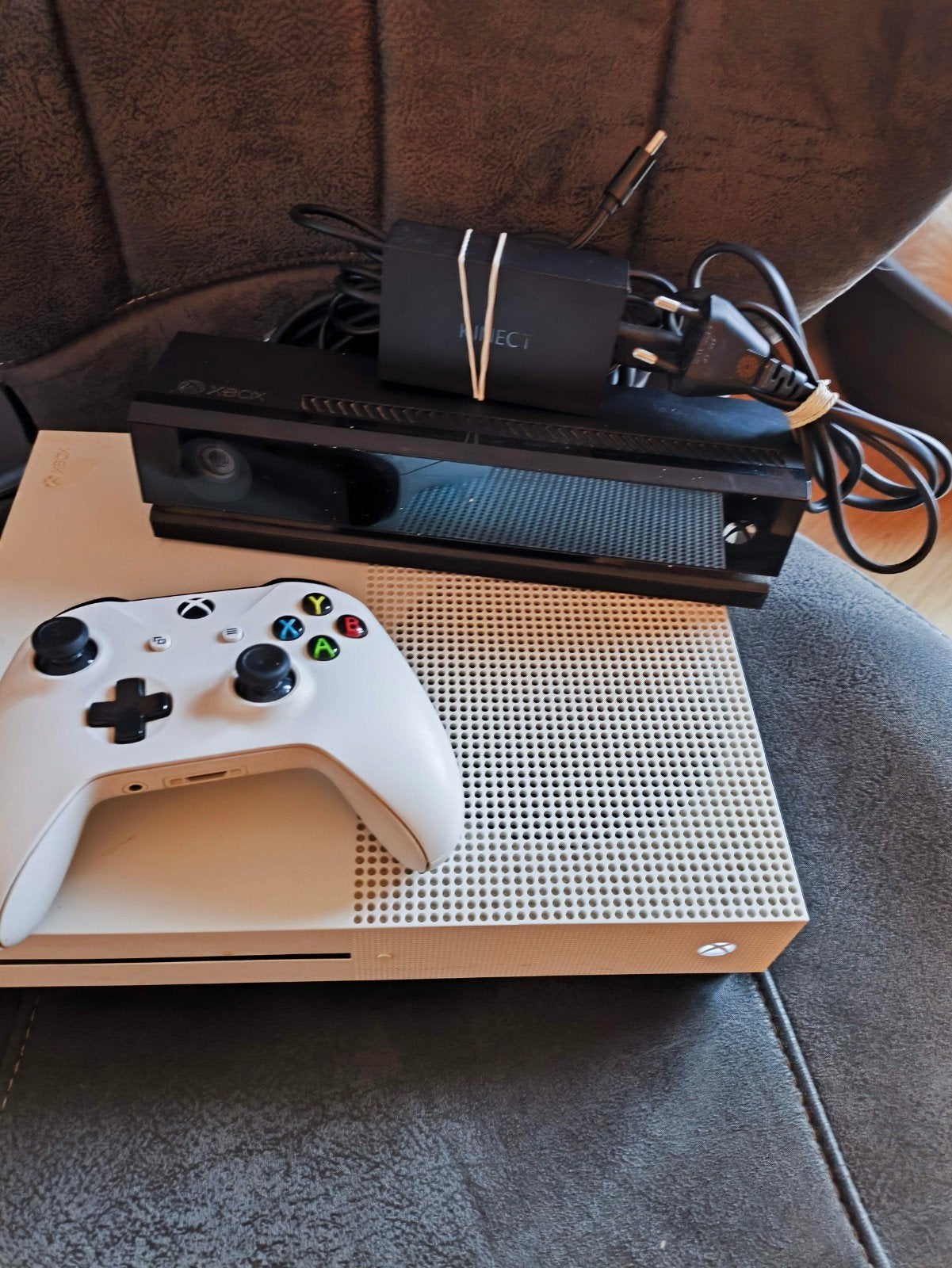 Xbox One S 1TB met Kinect Sensor, Adapter en 2 games, Spelcomputers en Games, Xbox One S, Ophalen of Verzenden, Zo goed als nieuw