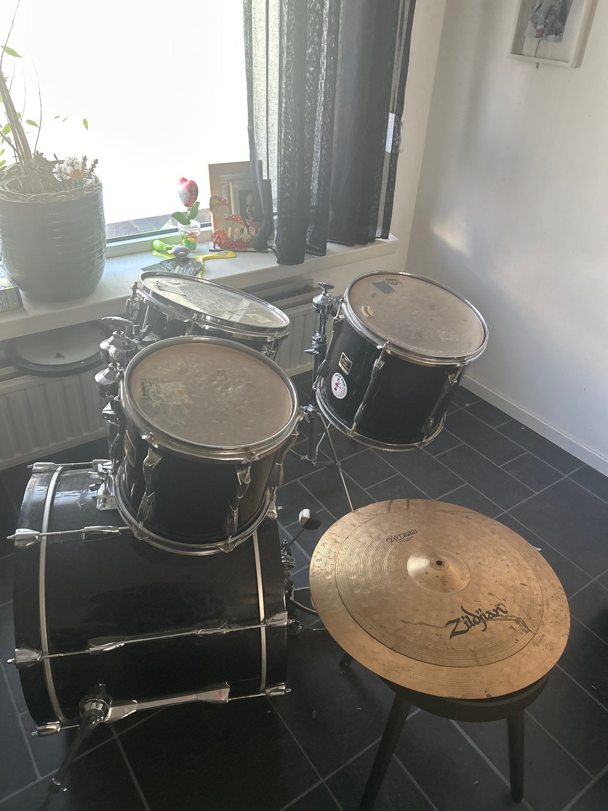 Yamaha Zwart drumstel met Zildjian bekken niet compleet ., Muziek en Instrumenten, Ophalen, Gebruikt, Yamaha
