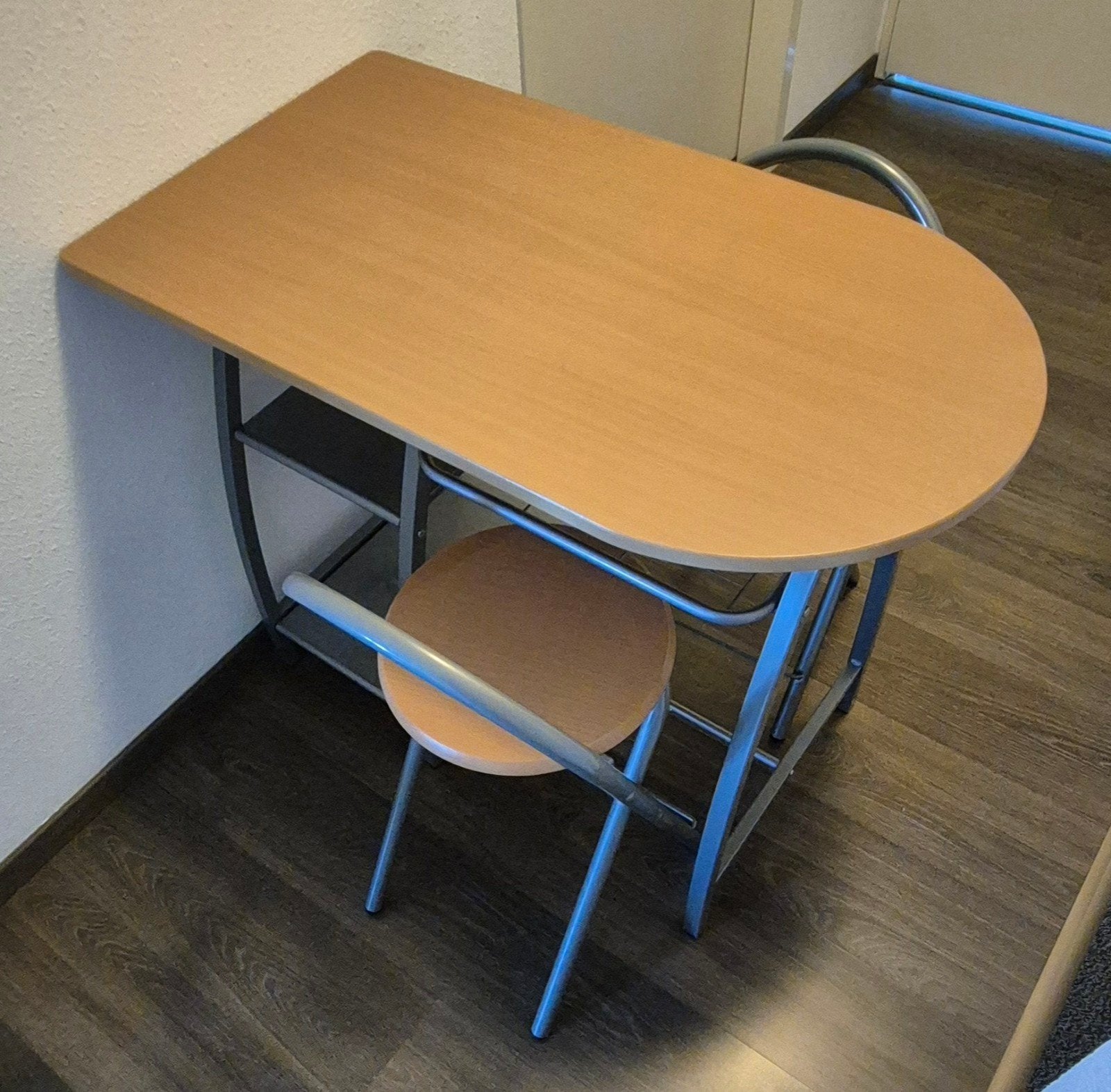 Ontbijt- / keukentafeltje met 2 krukken, Ophalen, Zo goed als nieuw