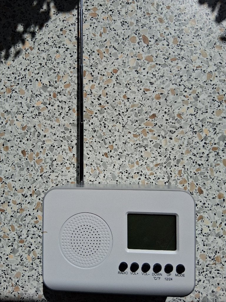 Een nieuw wit "Radiootje" met multifunctionele alarmklok., Ophalen of Verzenden, Nieuw, Transistorradio