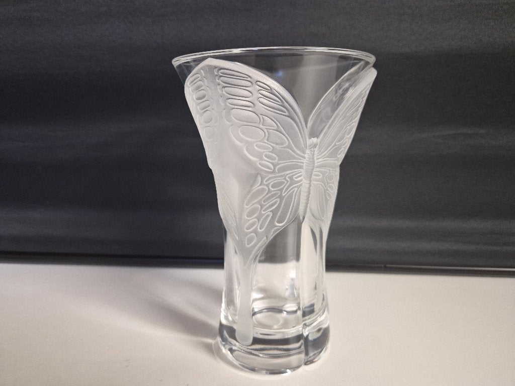 Crystal d'Arques - Vintage vaas met gematteerde vlinders., Ophalen of Verzenden, Zo goed als nieuw, Glas, 20 cm