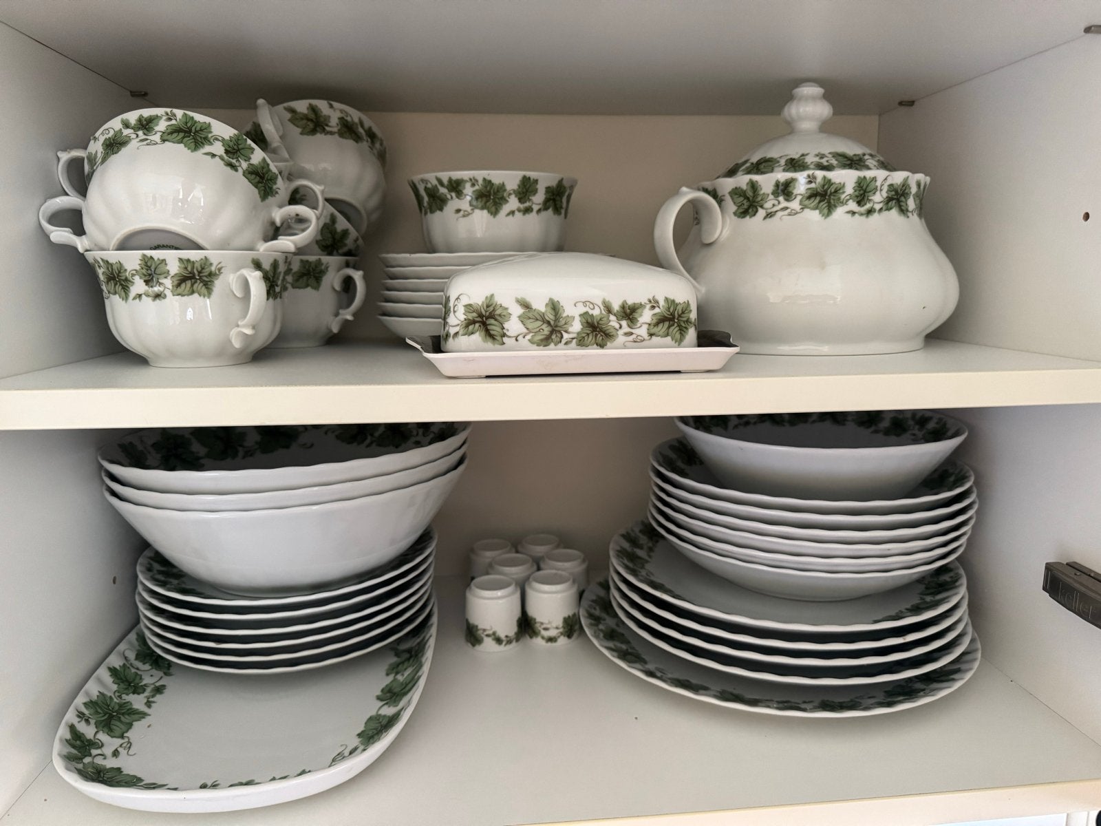 Uitgebreid servies met druivenbladmotief - Vintage, Huis en Inrichting, Keuken | Servies, Ophalen, Gebruikt, Overige merken, Keramiek