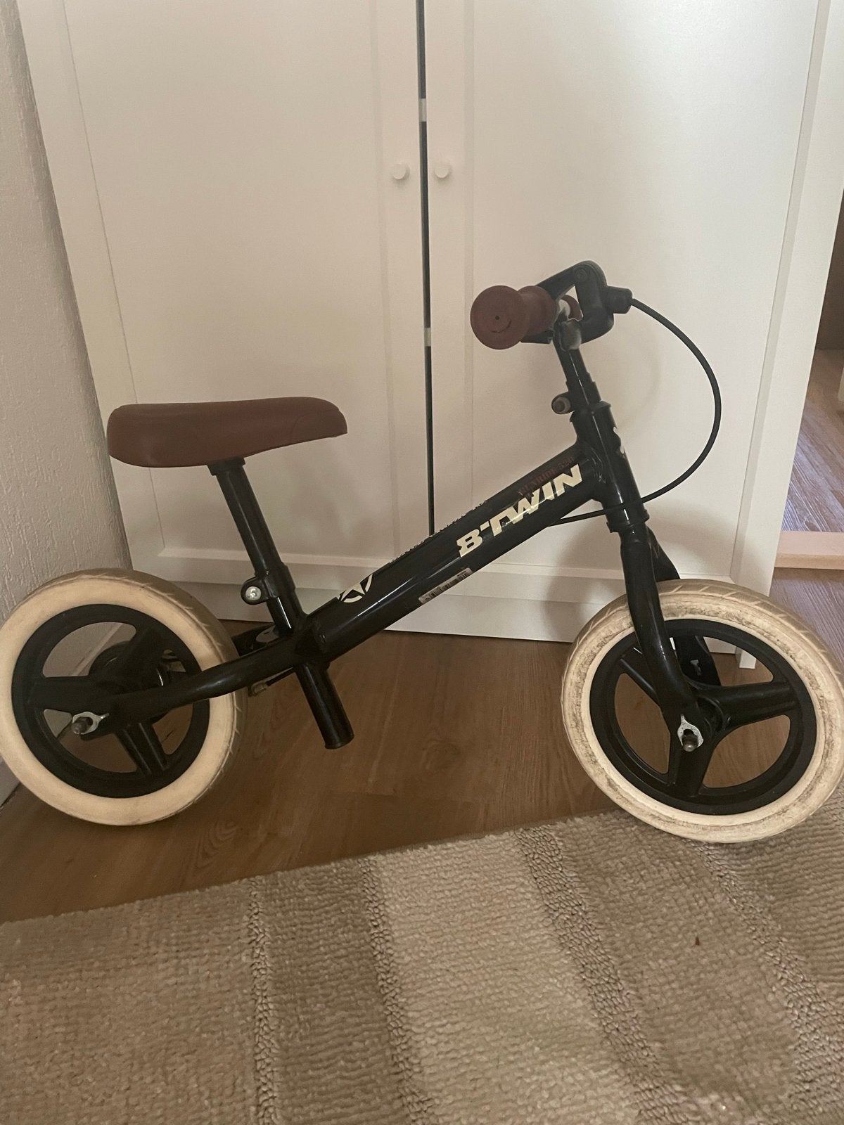 B'Twin Runride 520 Loopfiets - Zwart, Fietsen en Brommers, Fietsen | Kinderfietsjes, Ophalen, Gebruikt, 16 tot 20 inch