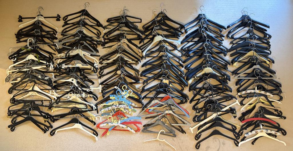 Kledinghangers: hout, leer en kunststof, Ophalen, Gebruikt, Hout, Volwassenen