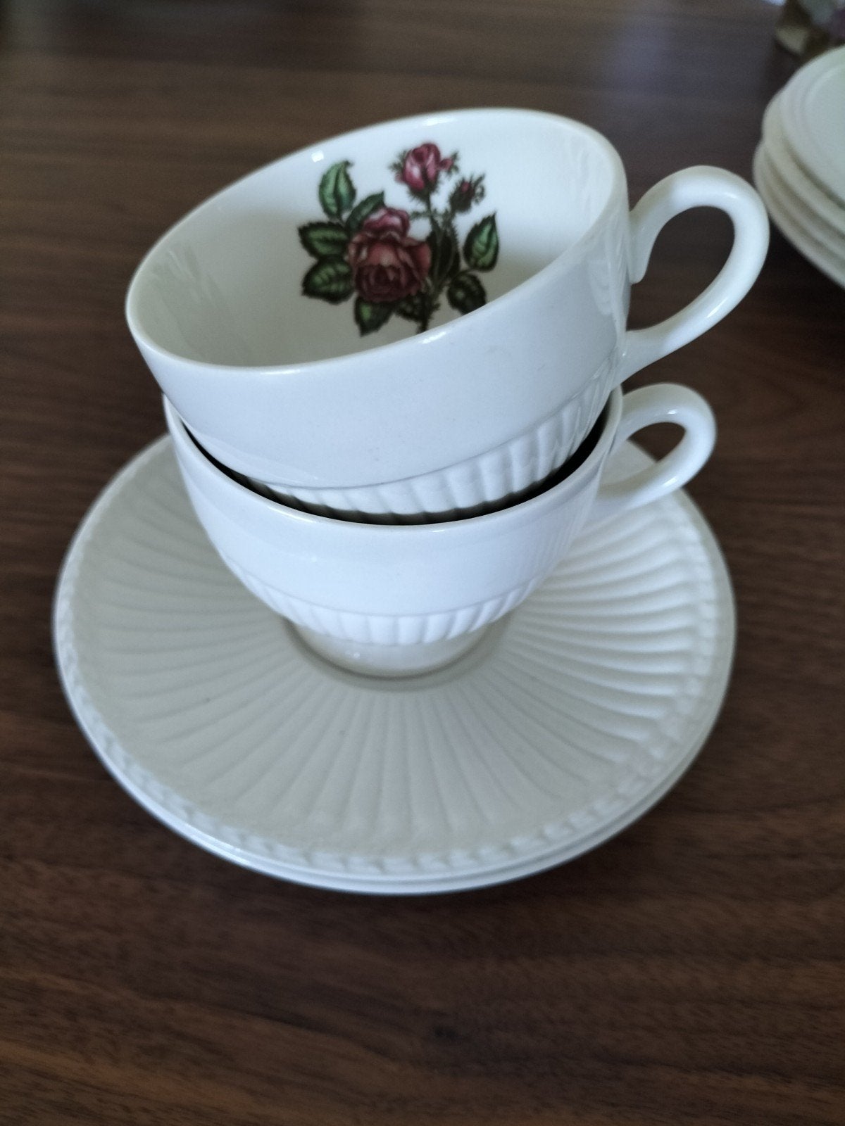 2 Wedgewood Moss Rose kop en schotels. maten zie foto' s., Ophalen, Porselein, Kop en/of schotel