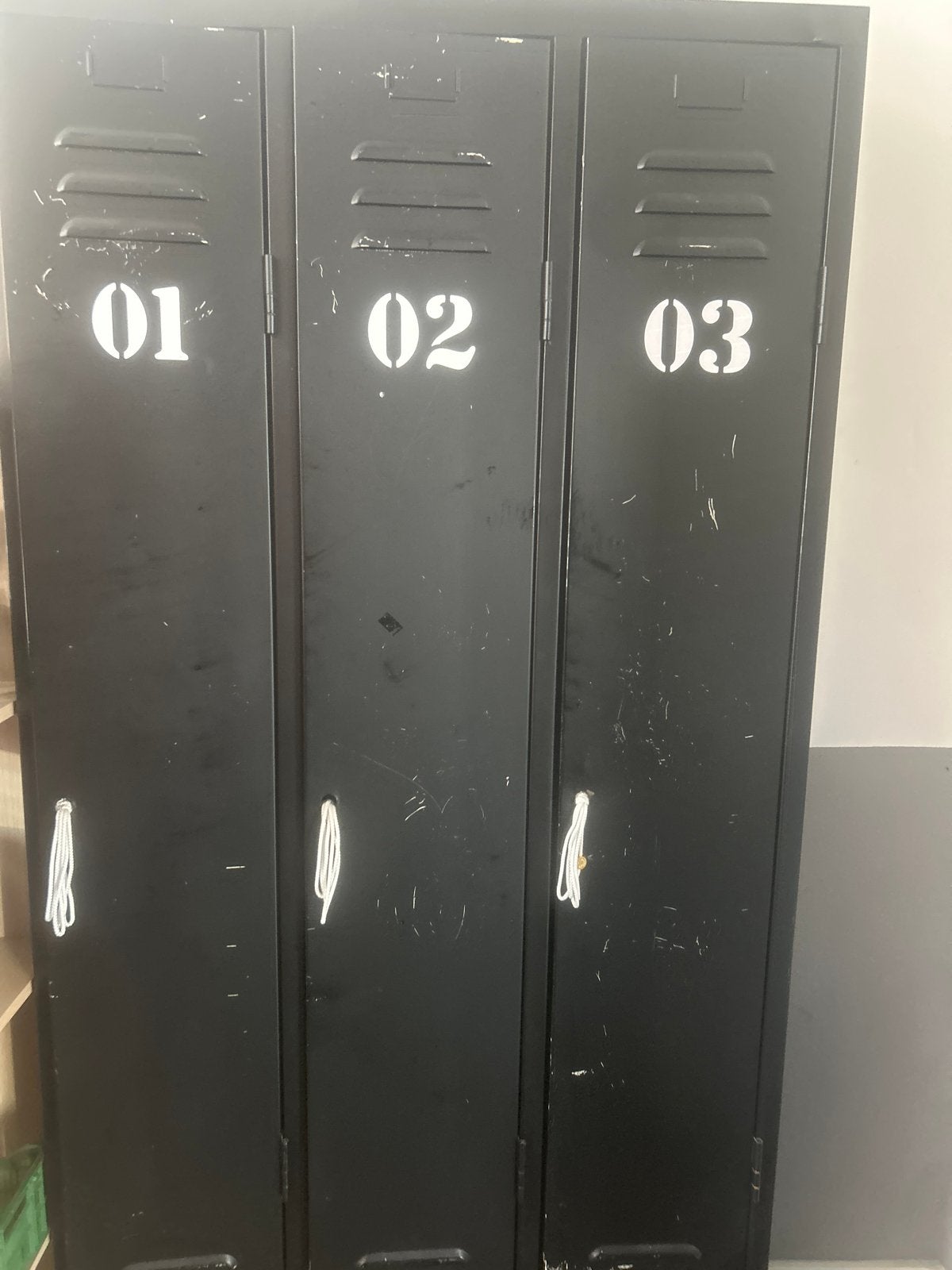 Zwarte metalen lockers met 3 deuren - Industrieel design, Huis en Inrichting, Kasten | Lockerkasten, Ophalen, Gebruikt