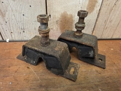 Motorsteunen Yanmar 75 set van 2