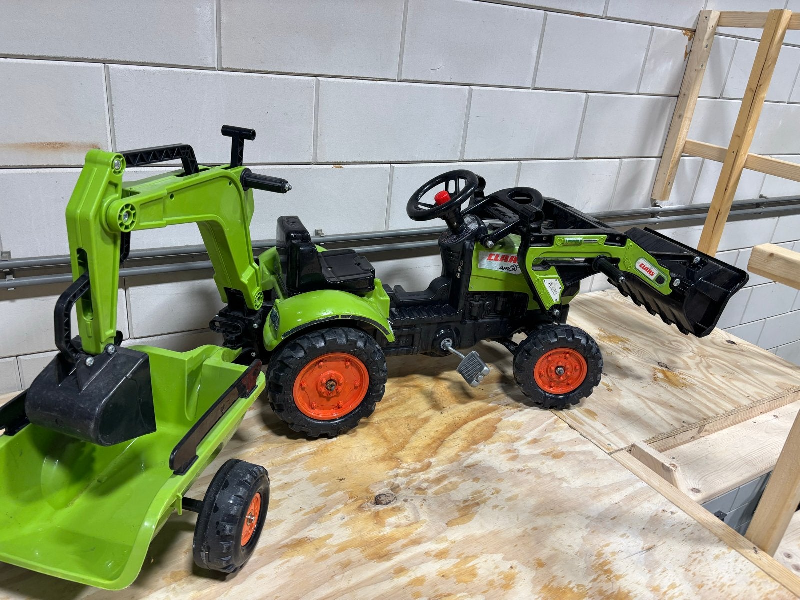 Claas trapauto met voorlader en aanhanger met graafmachine, Kinderen en Baby's, Ophalen, Gebruikt, Trapvoertuig