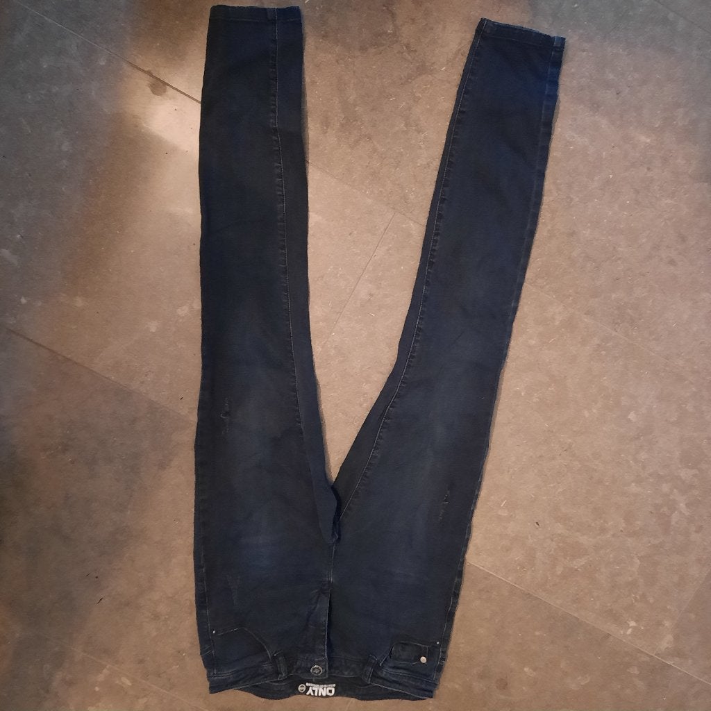 Spijkerbroek 30 / 34 merk only donkerblauw / zwart, Kleding | Dames, Verzenden, Zo goed als nieuw, Blauw, W30 - W32 (confectie 38/40)
