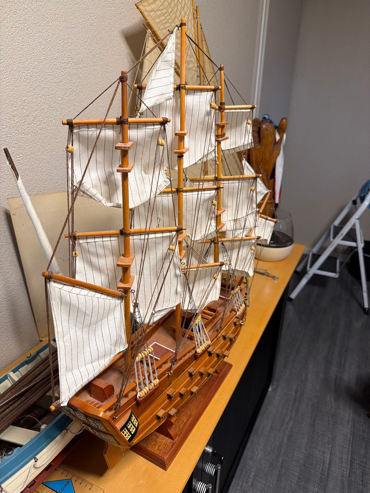 Gedetailleerd houten scheepsmodel met zeilen, Hobby en Vrije tijd, Modelbouw | Boten en Schepen, Ophalen, Zo goed als nieuw, Groter dan 1:32
