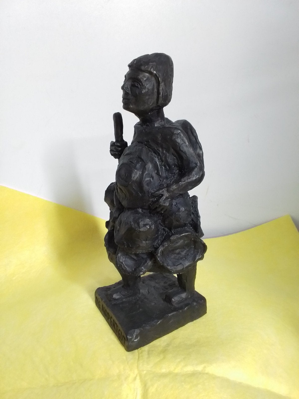 15321) De KOPERTEUT  marktverkoper potten en pannen, Overige onderwerpen, Ophalen of Verzenden, 20 - 50 cm, Beeld