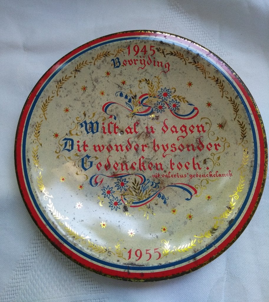 HERDENKINGS-BORDJE ca 17 cm, blik,  Nederland 1945-1955, Ophalen of Verzenden