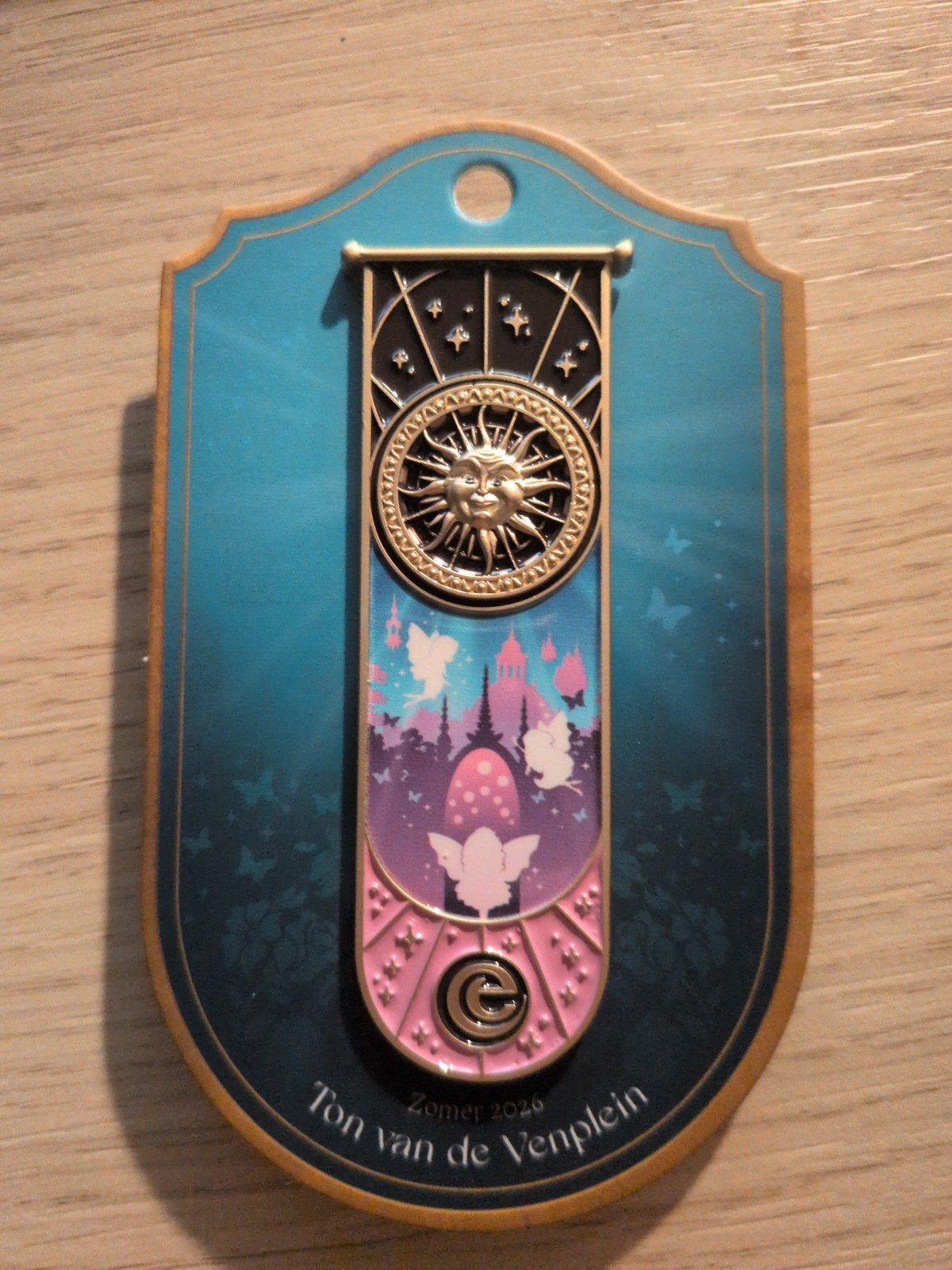 Efteling Pin Zomer 2026 Ton van de Venplein, Verzamelen, Efteling, Ophalen of Verzenden, Nieuw, Button of Speldje