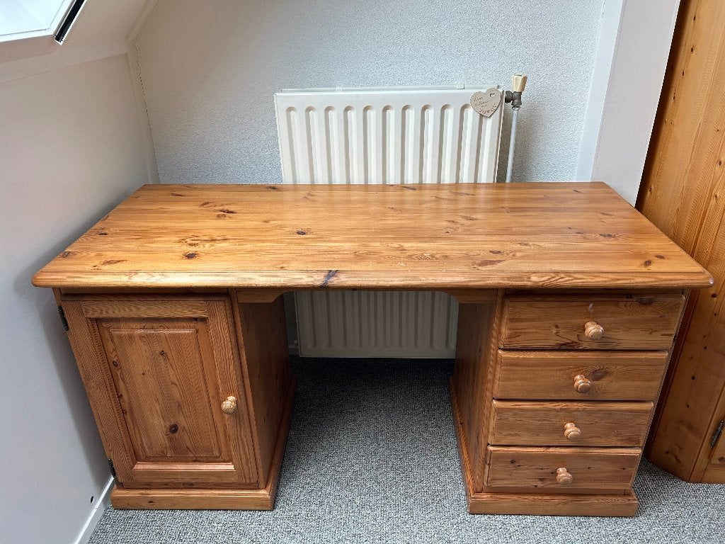 Massief grenen bureau (140x60x75), Huis en Inrichting, Ophalen, Met lades, Gebruikt, Hout