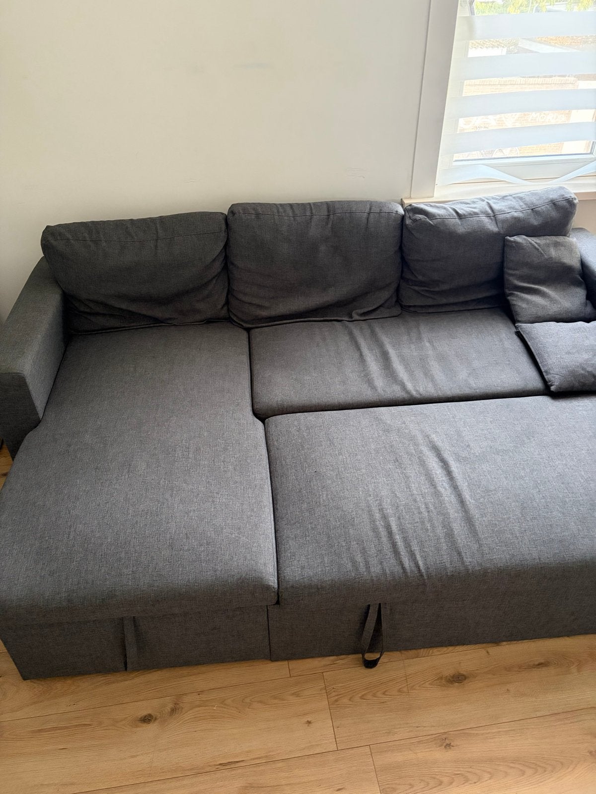Foto 6 van Zo goed als nieuwe grijze slaapbank met opbergruimte