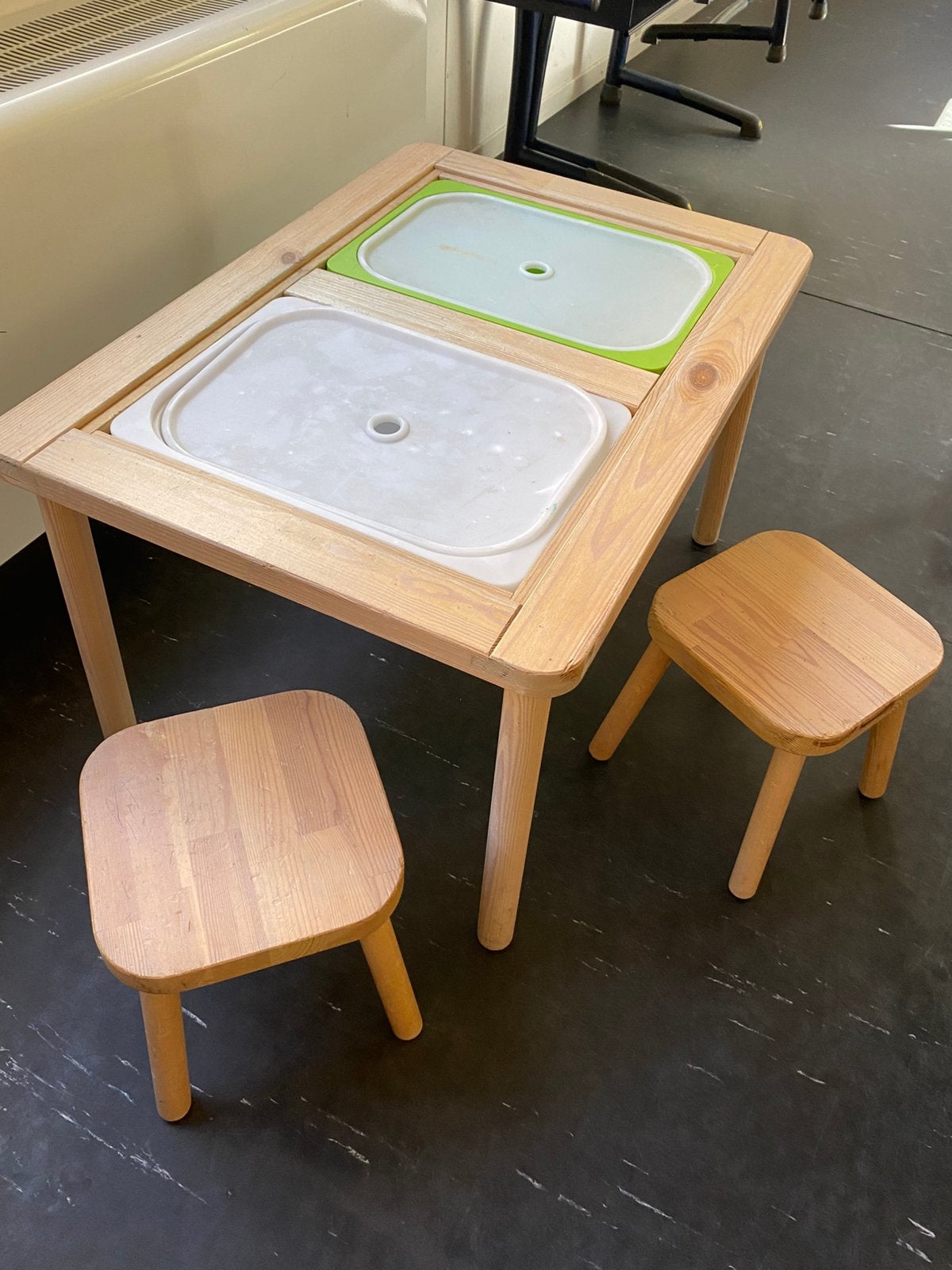 Kleutersetje tafel met bakken en krukjes IKEA, Ophalen of Verzenden, Zo goed als nieuw, Tafel(s) en Stoel(en)