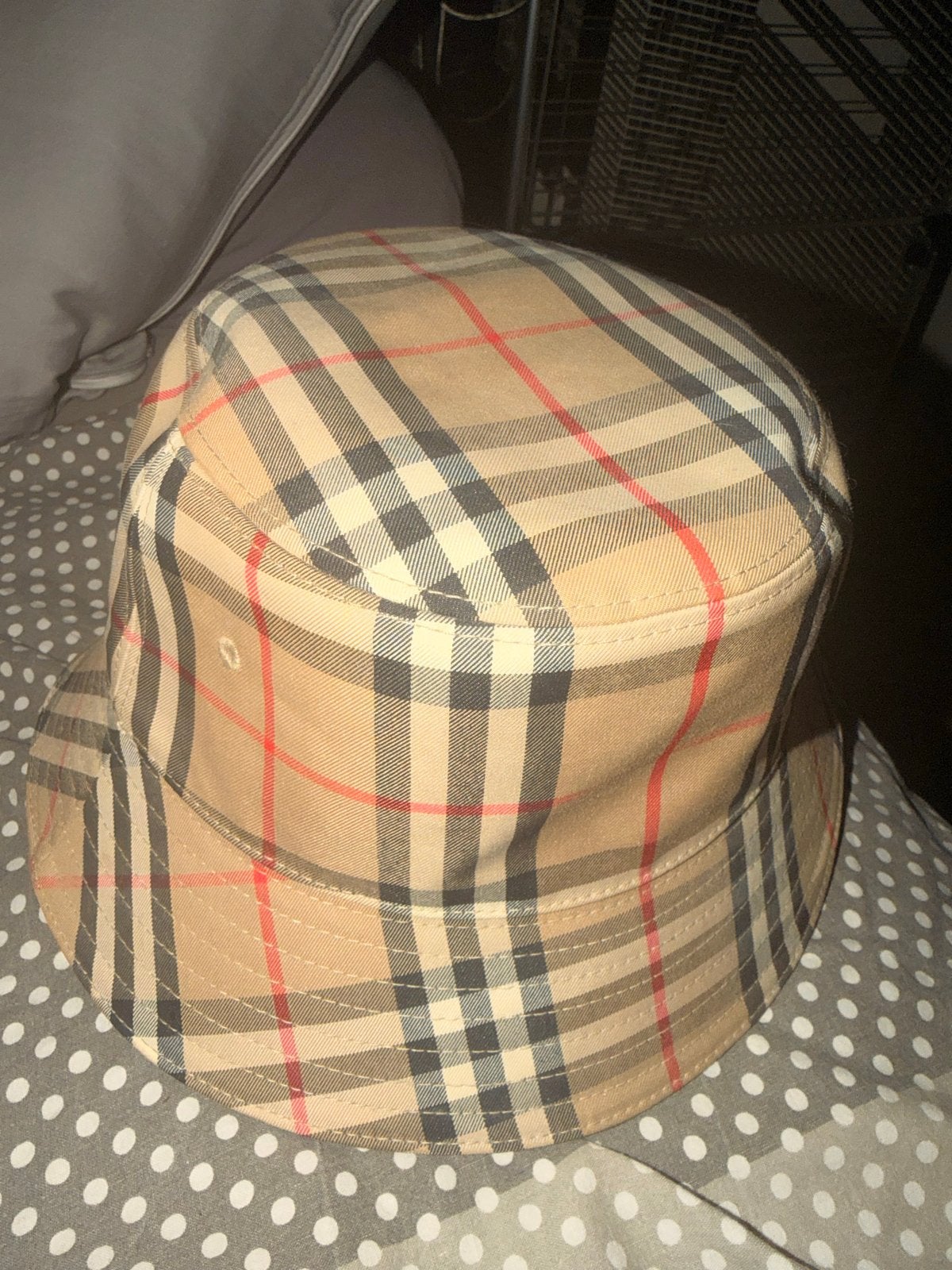 Burberry Bucket Hat - Klassiek Geruit Design, Kleding | Dames, Hoeden en Petten, Ophalen of Verzenden, Zo goed als nieuw, 55 cm (S, 6⅞ inch) of minder