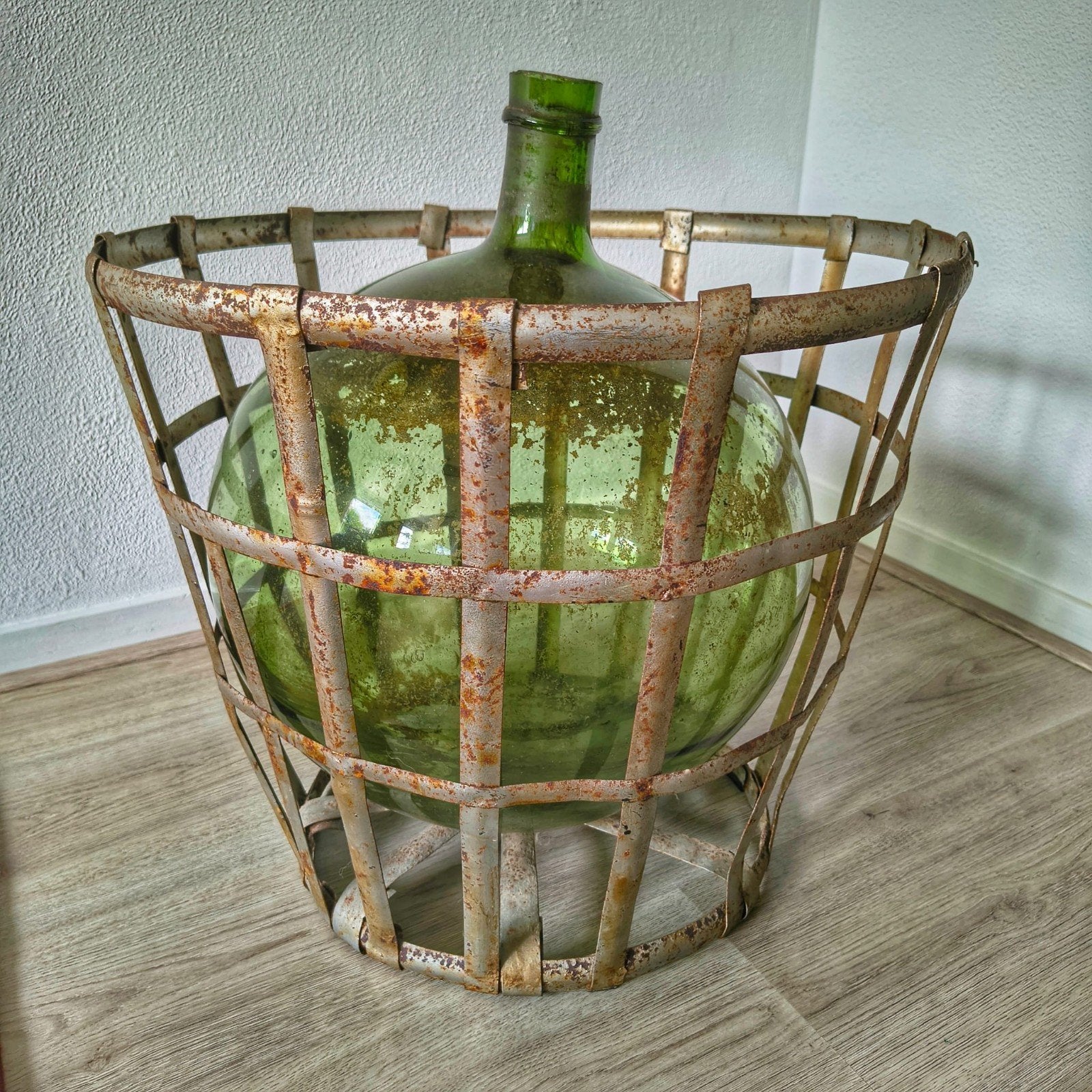 Grote antieke groene glazen fles met metalen mand, Ophalen