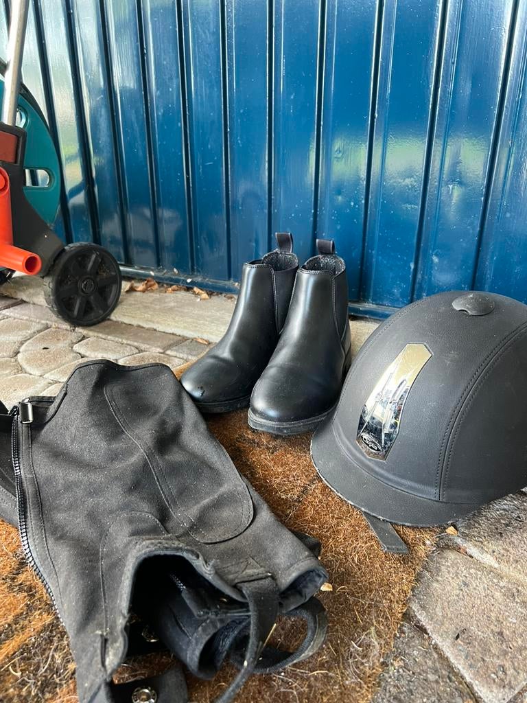 Cap, schoenen en chaps., Ophalen of Verzenden, Zo goed als nieuw