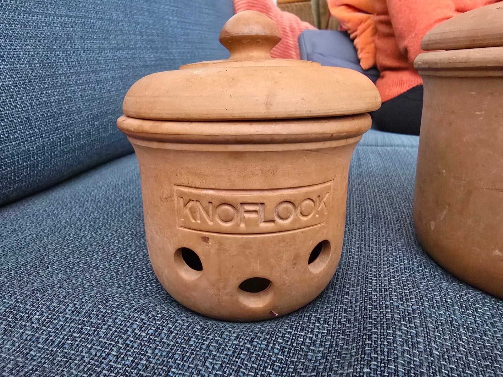 Keramische pot met deksel voor knoflook en uien, Gebruikt, Ophalen of Verzenden, Voorraadpot, Steen/keramiek