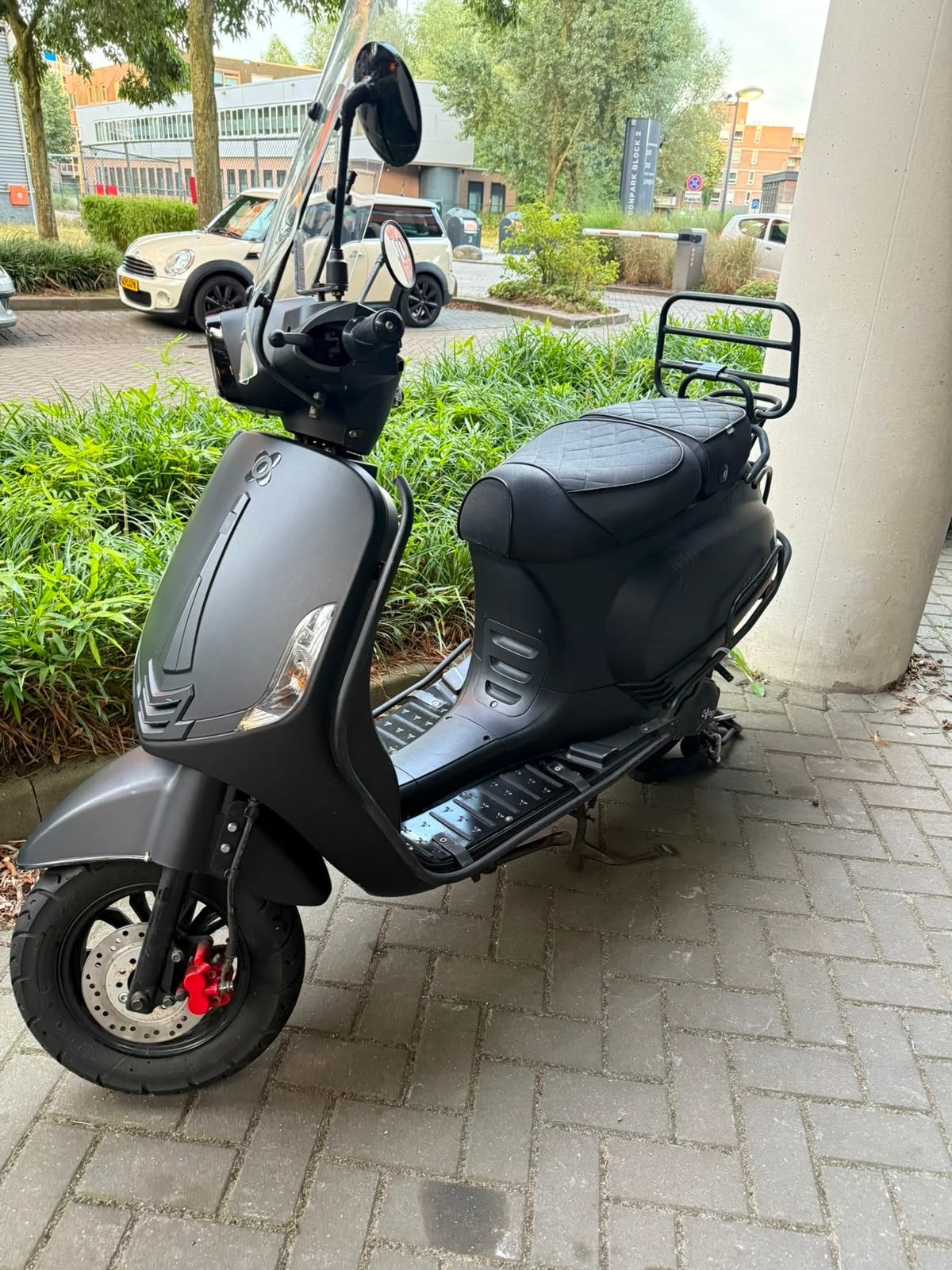 AGM Scooter - Mat Zwart - Slechts 1.381 km, Ophalen, Zo goed als nieuw, Benzine, Overige merken