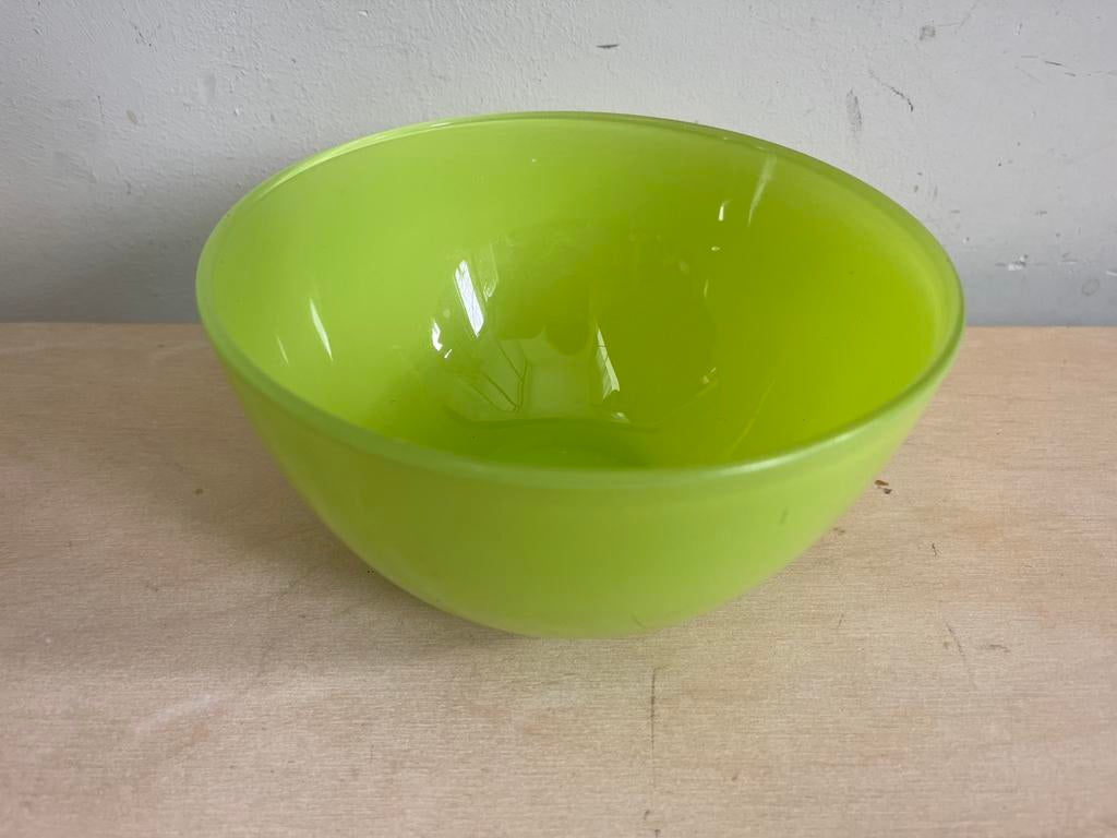 Zware kwaliteit glazen kom in limegroen, Huis en Inrichting, Keuken | Servies, Gebruikt, Ophalen of Verzenden, Glas, Kom(men)