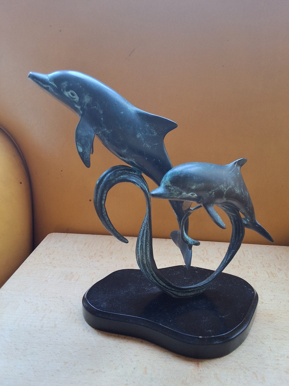 Brons dolfijnen sculptuur op elegante sokkel hoogte 22cm, Antiek en Kunst, Gepatineerd, Ophalen of Verzenden, Brons, 20 - 50 cm