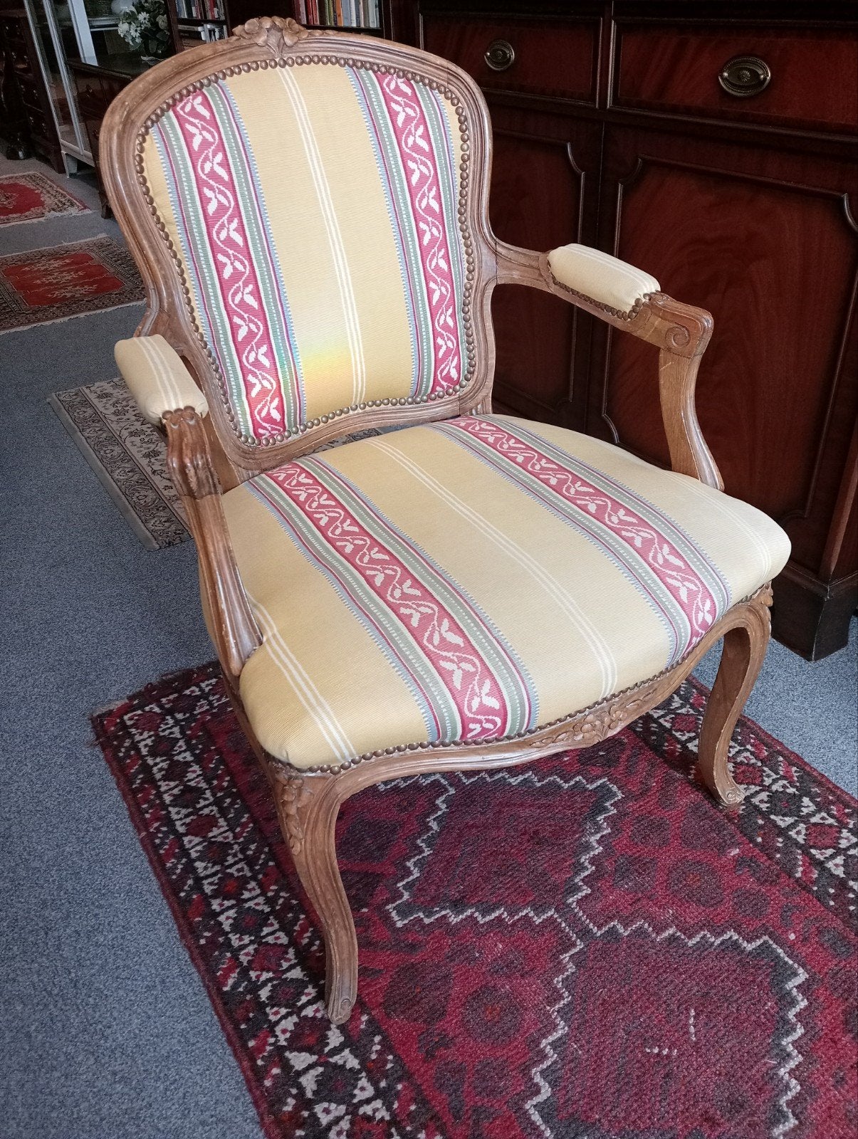 Antieke fauteuil met wapenschild bekleding in Nieuwstaat, Antiek en Kunst, Ophalen of Verzenden